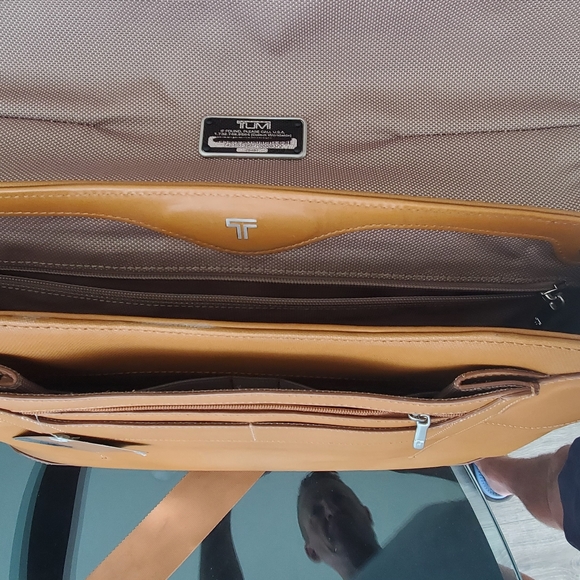 Tumi over the shoulder business case - Picture 6 of 6